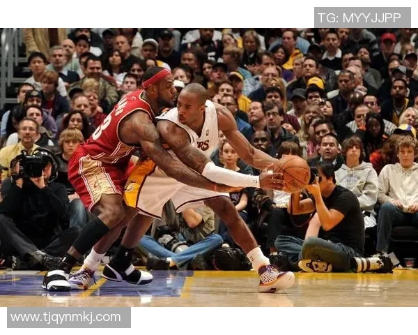 NBA高清对决湖人热火巅峰对决全场精彩瞬间回顾与分析 NBA高清对决湖人热火巅峰对决全场精彩瞬间回顾与分析